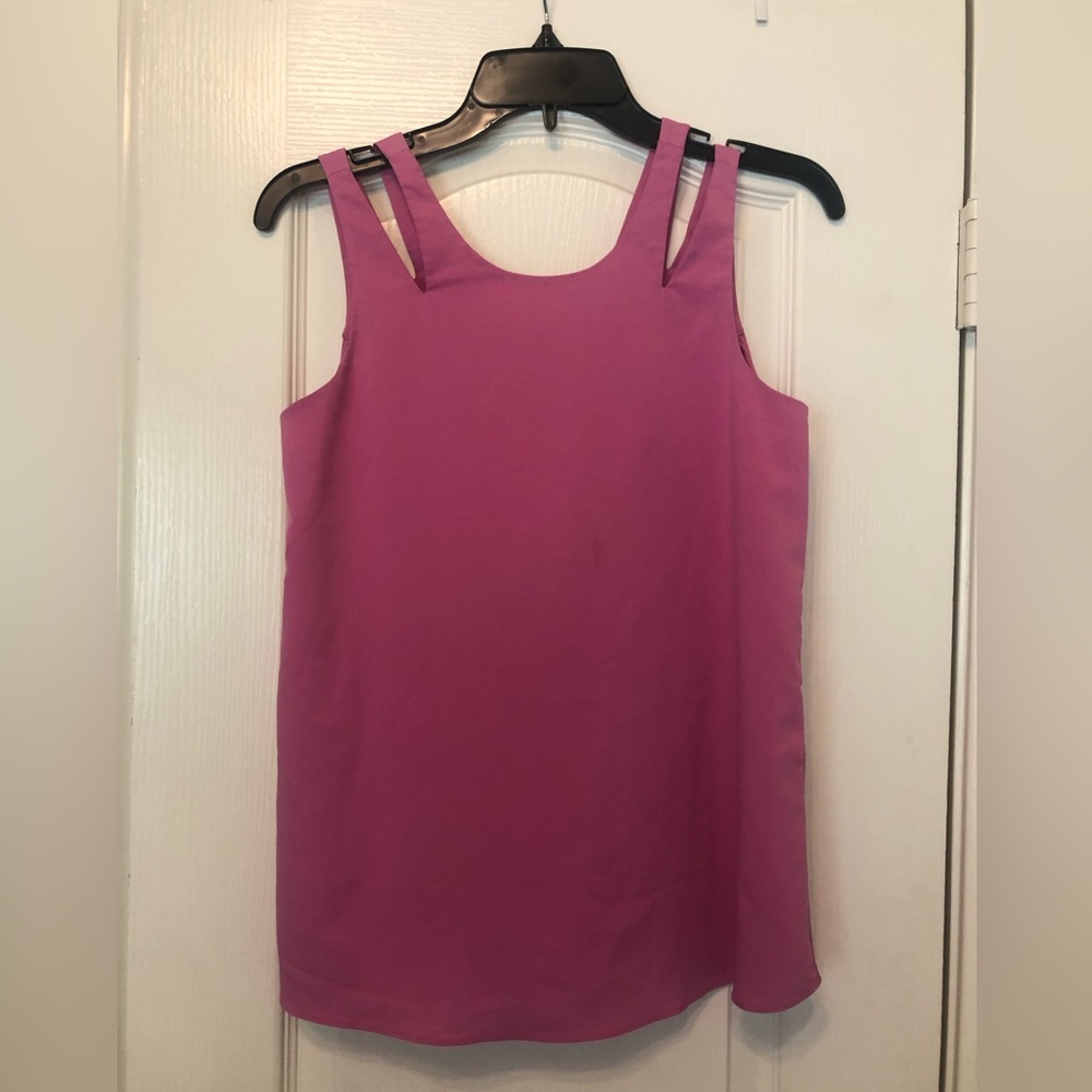 Banana Republic pink top. Size XS. 100% polyester.